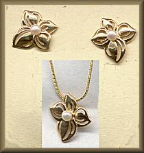 The Touch 14kt Flower Pearl Set
