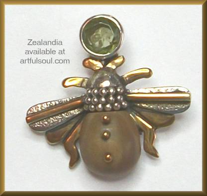 Zealandia Tiny Bee & Peridot Pendant