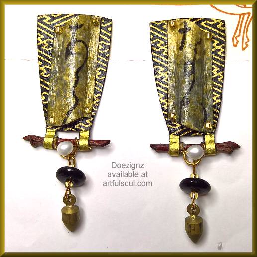 Doezignz Black/Gold Calligraphy Earrings