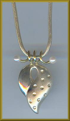 Laura Carley SS/Gold/Pearl Necklace