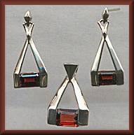 The Touch 14kt White Gold Garnet Set